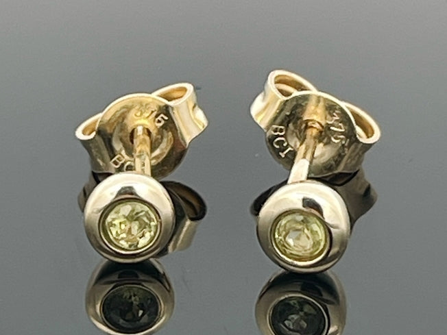 OHRSTECKER AUS 375/- GELBGOLD MIT PALLASIT ( GES. CA. 0,120 ct.)
