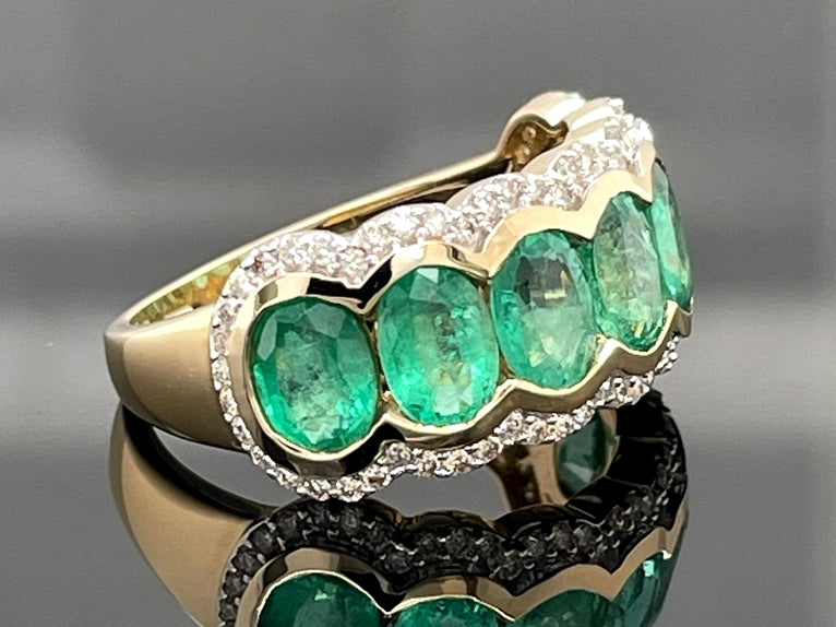 RING GR. 17 (53) AUS 585/-GELBGOLD MIT SAMBIA SMARAGD & BRILLANTEN