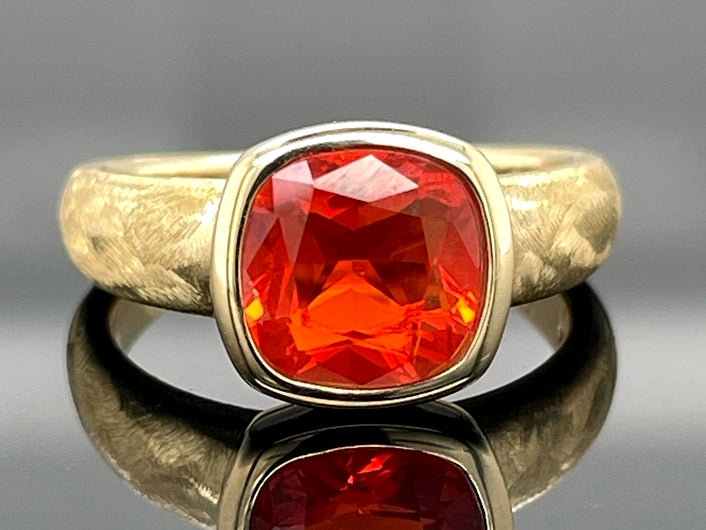 RING AUS 375/- GELBGOLD MIT FEUEROPAL (CA.1,08 ct.)