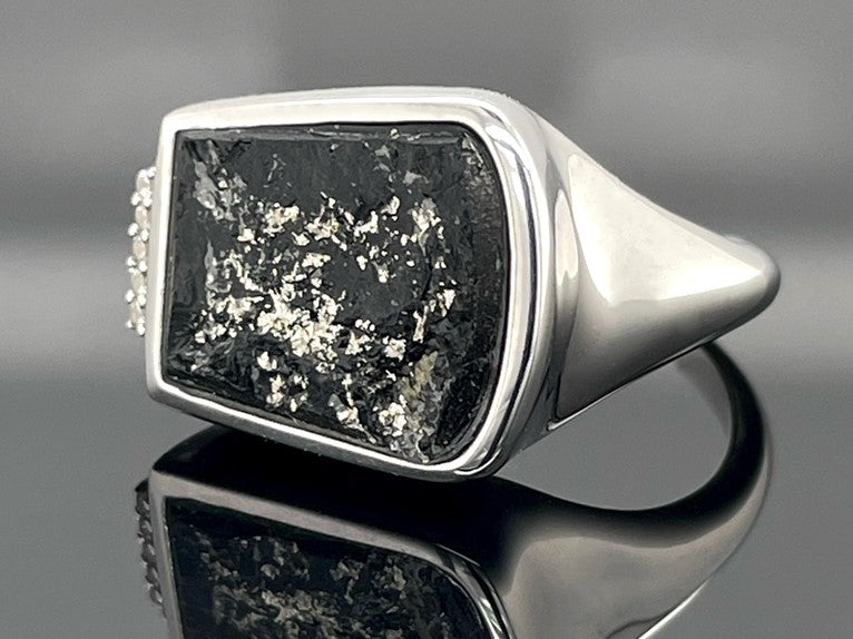 RING AUS 925/- SILBER RHODINIERT MIT TURMALIN/FEINSILBER BEH. &  ZIRKON