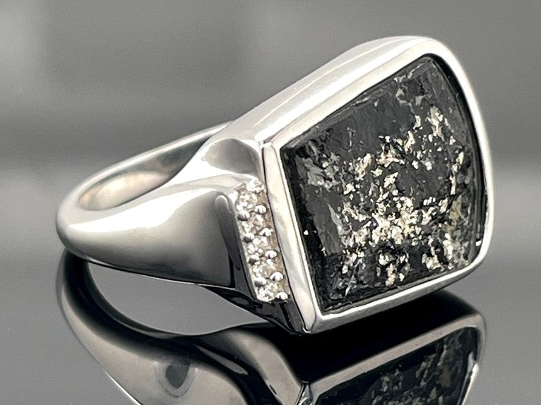 RING AUS 925/- SILBER RHODINIERT MIT TURMALIN/FEINSILBER BEH. &  ZIRKON