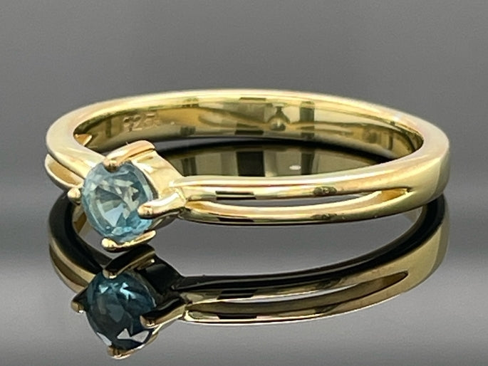 RING AUS 925/- SILBER VERGOLDET MIT KYANIT (CA. 0,36 ct.)