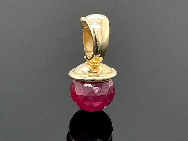 CLIPANHÄNGER AUS 375/- GELBGOLD MIT RUBIN BEH. (CA.5,00 ct.)