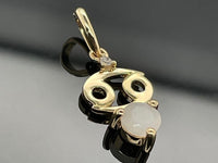 ANHÄNGER "KREBS" AUS 375/- GELBGOLD MIT MONDSTEIN & DIAMANT (GES. CA. 0,24 ct.)