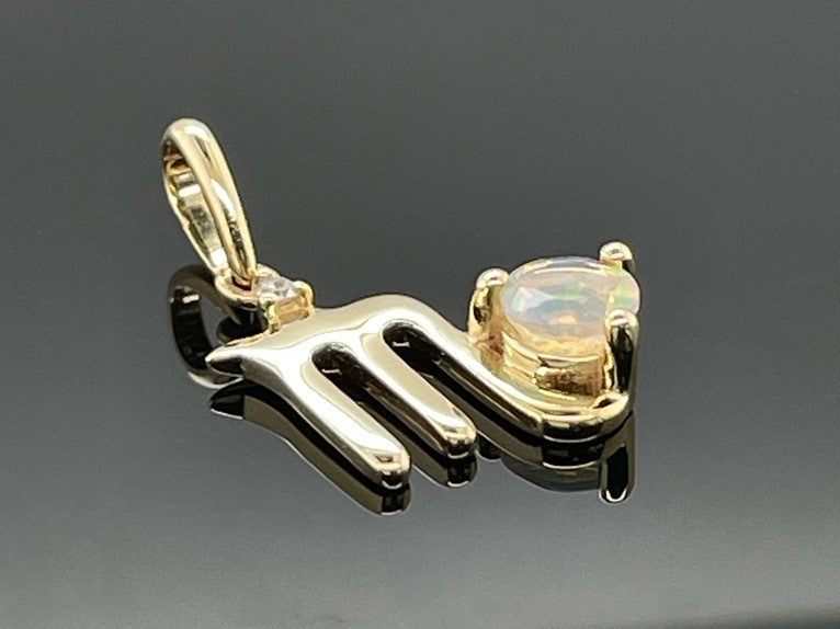 ANHÄNGER "SKORPION" AUS 375/- GELBGOLD MIT OPAL & DIAMANT (GES. CA. 0,19 ct.)