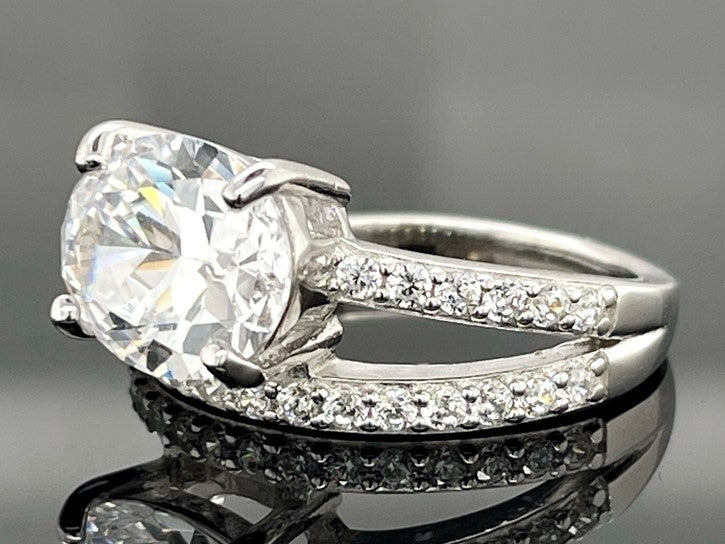 RING AUS 925/- SILBER RHODINIERT MIT ZIRKONIA