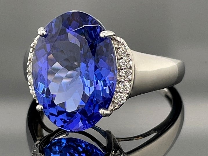 RING AUS 950/- PLATIN MIT TANSANIT AAAAA (CA. 7,00 ct.) & BRILLANTEN (GES.CA.0,10 ct.)