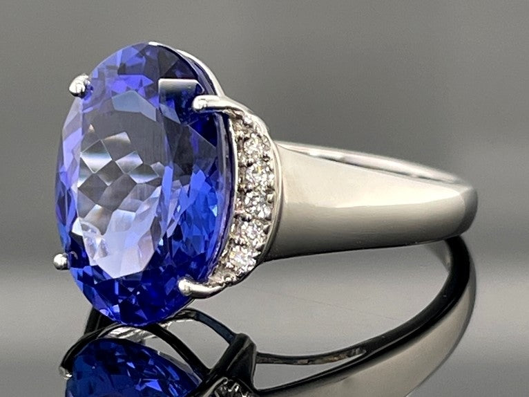 RING AUS 950/- PLATIN MIT TANSANIT AAAAA (CA. 7,00 ct.) & BRILLANTEN (GES.CA.0,10 ct.)