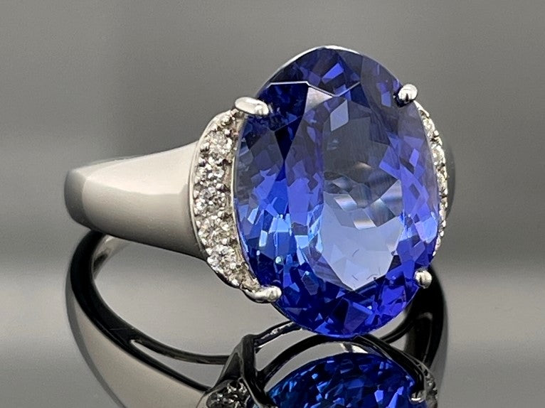 RING AUS 950/- PLATIN MIT TANSANIT AAAAA (CA. 7,00 ct.) & BRILLANTEN (GES.CA.0,10 ct.)