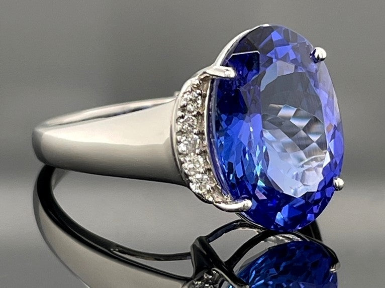 RING AUS 950/- PLATIN MIT TANSANIT AAAAA (CA. 7,00 ct.) & BRILLANTEN (GES.CA.0,10 ct.)