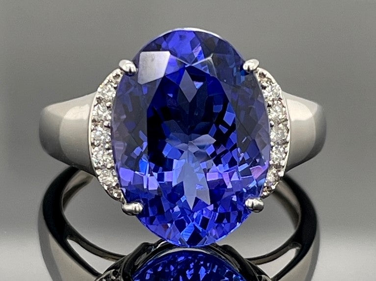 RING AUS 950/- PLATIN MIT TANSANIT AAAAA (CA. 7,00 ct.) & BRILLANTEN (GES.CA.0,10 ct.)