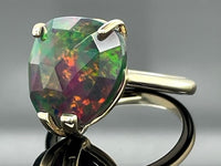 RING AUS 375/- GELBGOLD MIT KRISTALLOPAL (ca. 4,0 ct.)