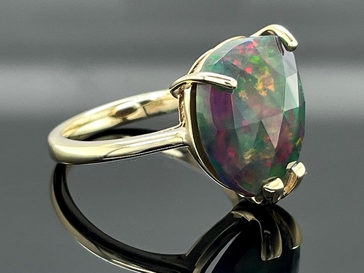 RING AUS 375/- GELBGOLD MIT KRISTALLOPAL (ca. 4,0 ct.)