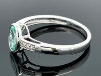 RING GR. 17 (54) AUS 950/- PLATIN mit Smaragd und Diamant
