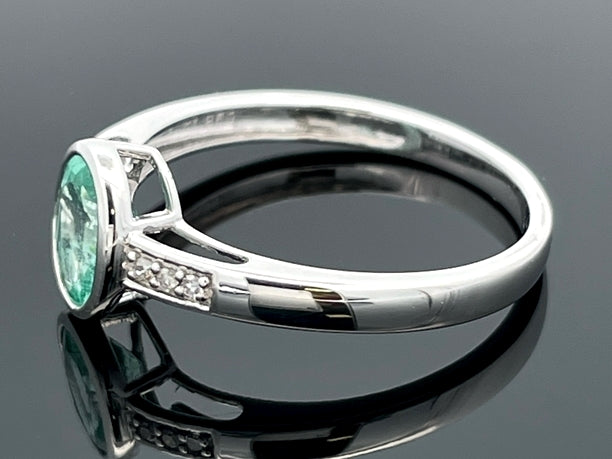 RING GR. 17 (54) AUS 950/- PLATIN mit Smaragd und Diamant