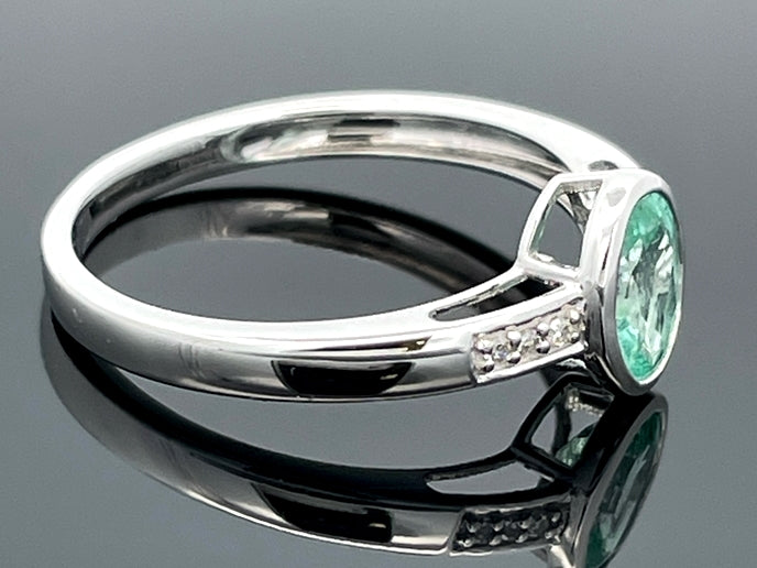 RING GR. 17 (54) AUS 950/- PLATIN mit Smaragd und Diamant