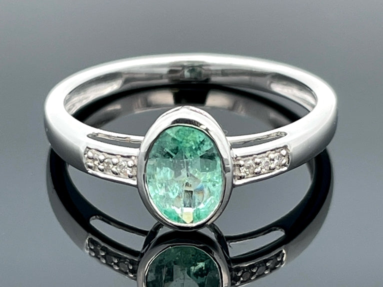 RING GR. 17 (54) AUS 950/- PLATIN mit Smaragd und Diamant