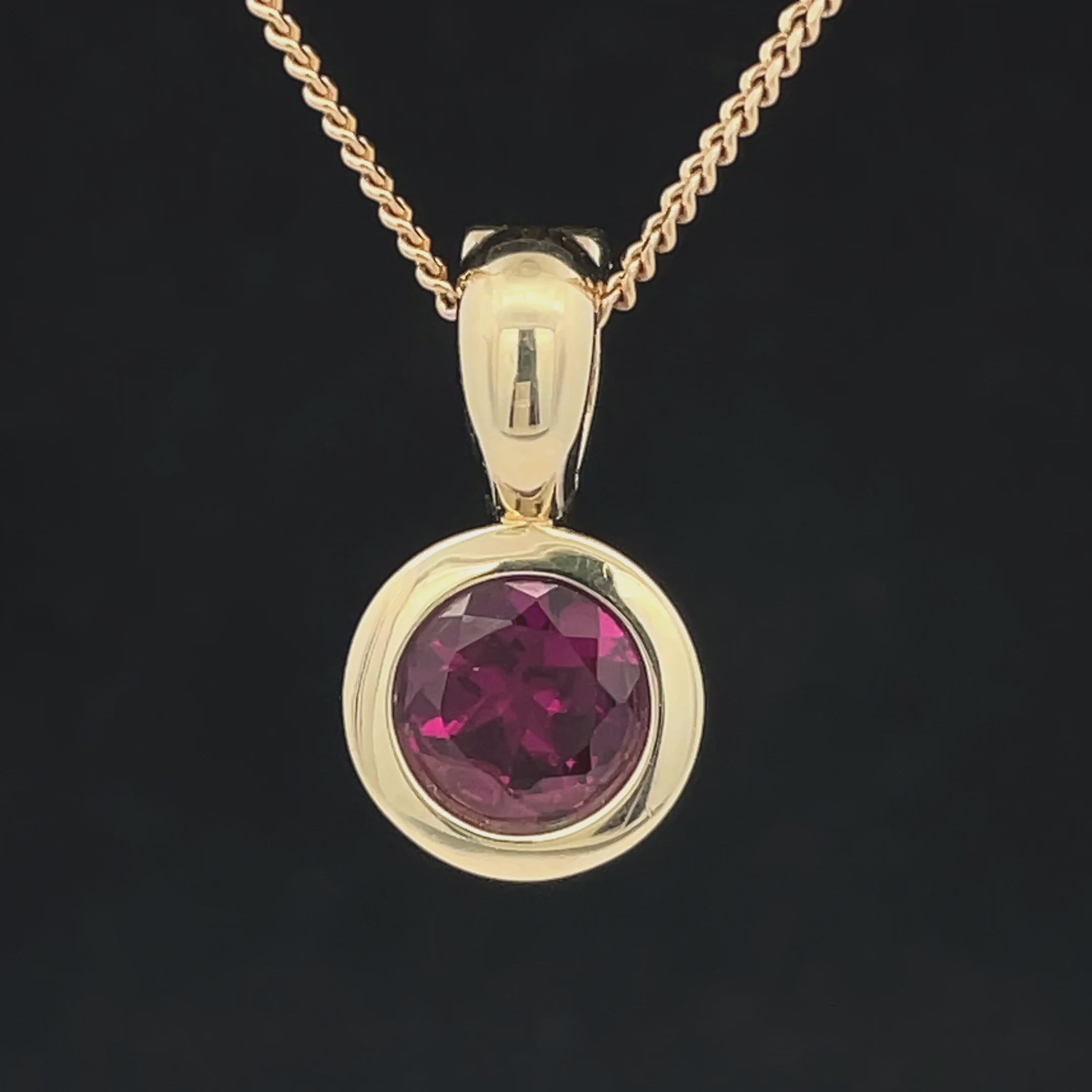 CLIP-ANHÄNGER AUS 375/- GELBGOLD MIT ALMANDIN (CA. 1,10 ct.)