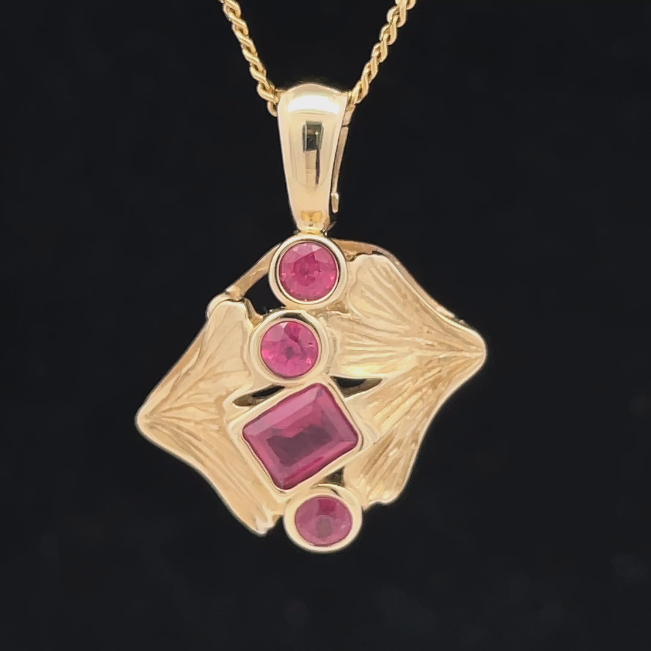 CLIP ANHÄNGER AUS 375/- GELBGOLD MIT RUBIN (GES. CA. 0,91 ct.)
