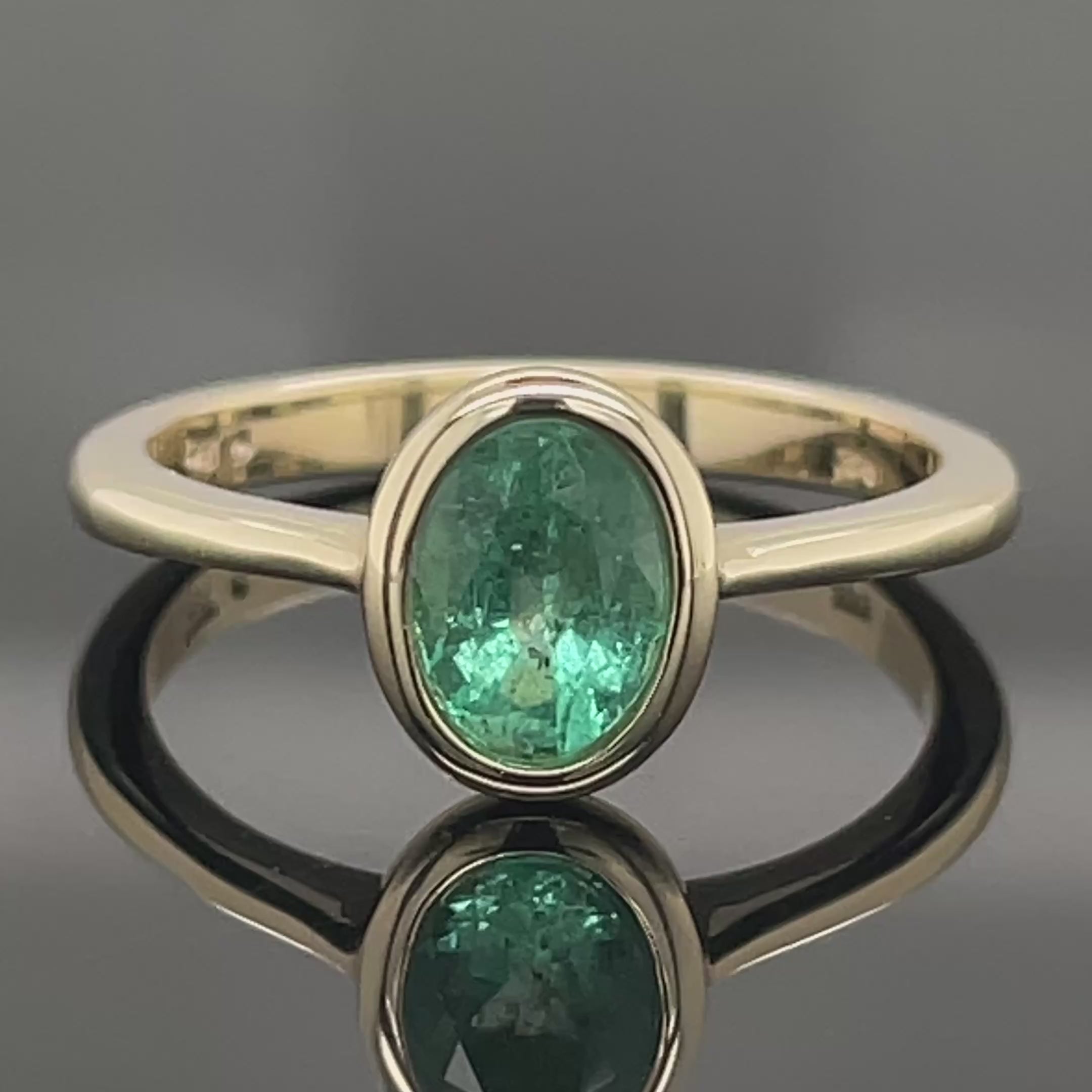 RING AUS 375/- GELBGOLD MIT SAMBIA SMARAGD (CA. 0,52 ct.)