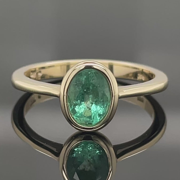 RING AUS 375/- GELBGOLD MIT SAMBIA SMARAGD (CA. 0,52 ct.)