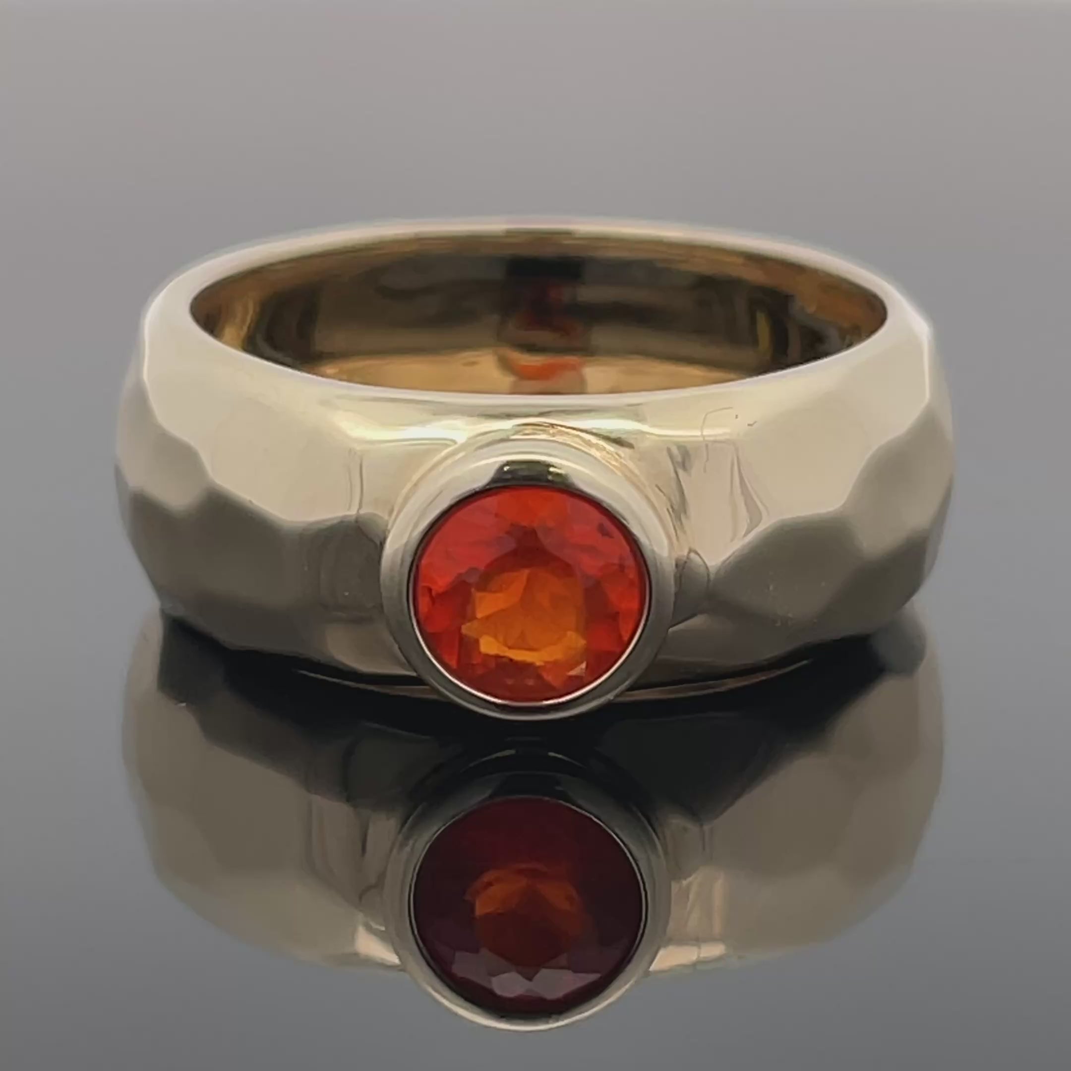 RING AUS 375/- GELBGOLD MIT FEUEROPAL (CA.0,30 ct.)