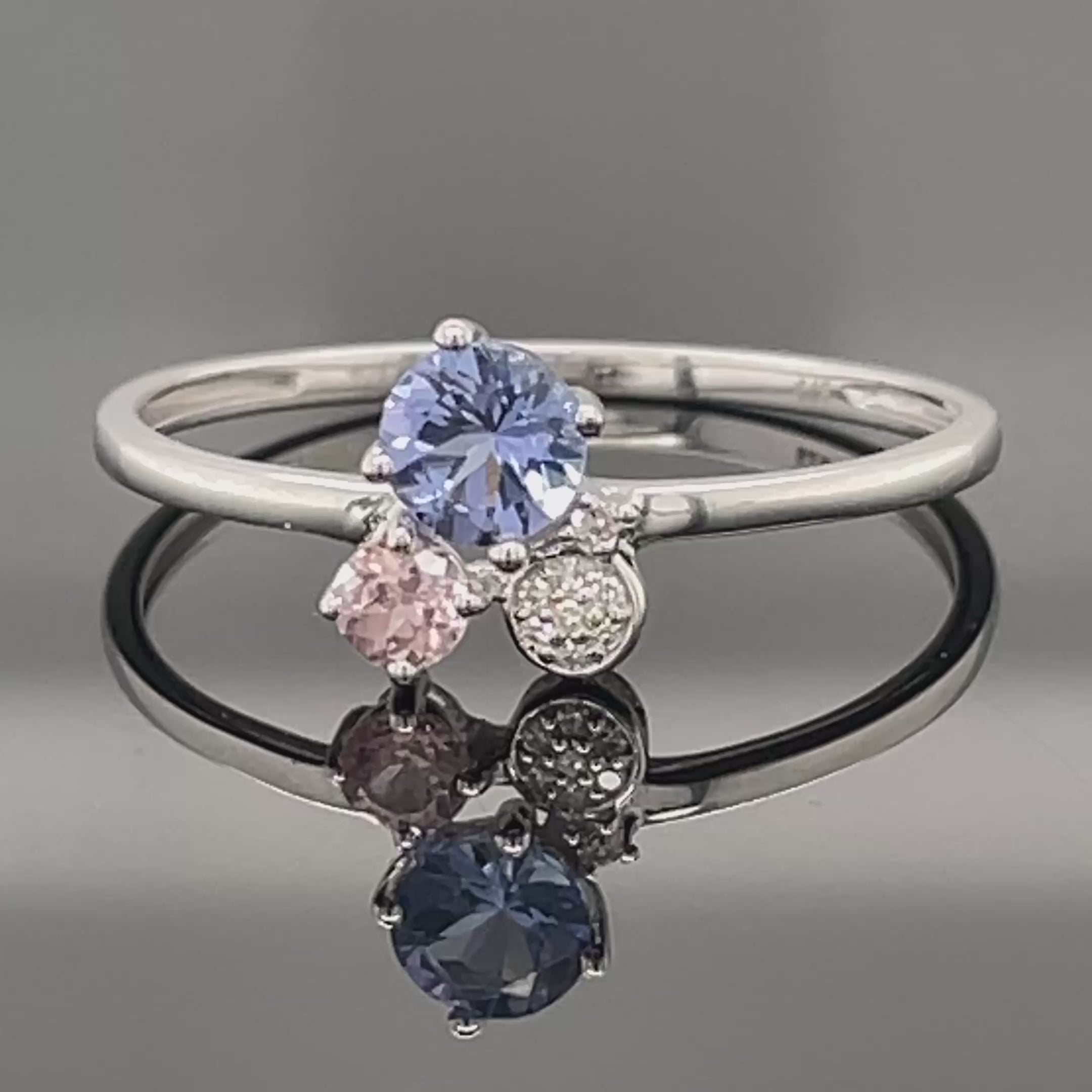 RING AUS 375/- WEIßGOLD MIT TANSANIT, GRANAT & DIAMANTEN