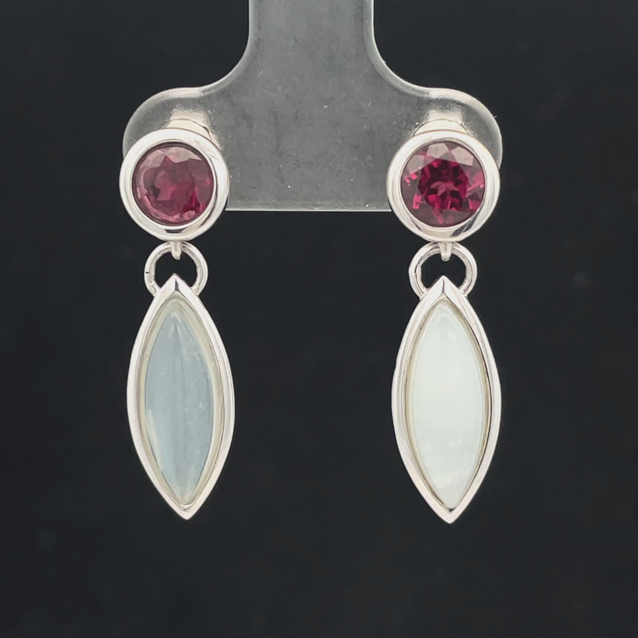OHRHÄNGER AUS 925/- SILBER RHODINIERT MIT MONDSTEIN & RHODOLITH