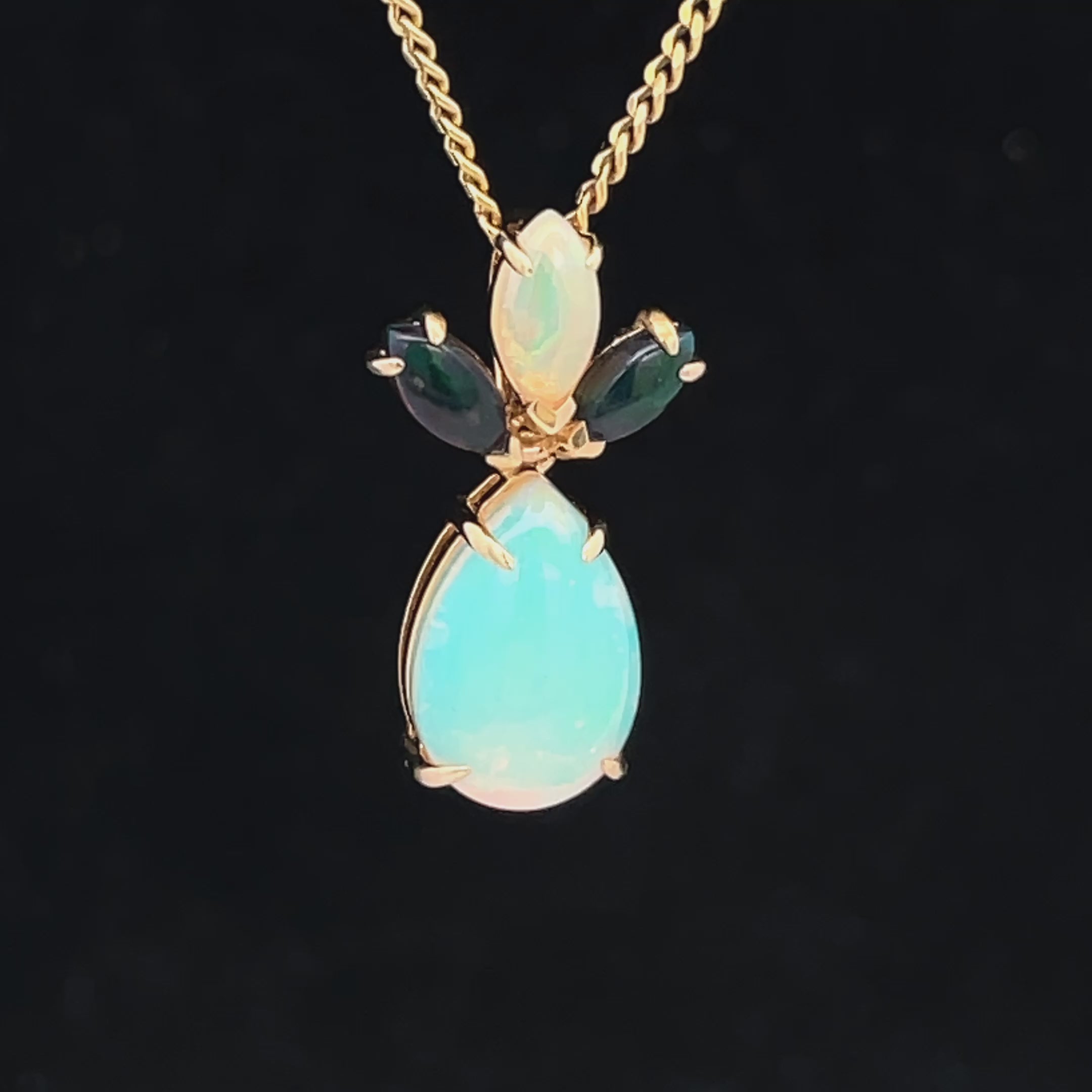 ANHÄNGER AUS 375/- GELBGOLD MIT KRISTALLOPAL (GES. CA. 1,605 ct.)