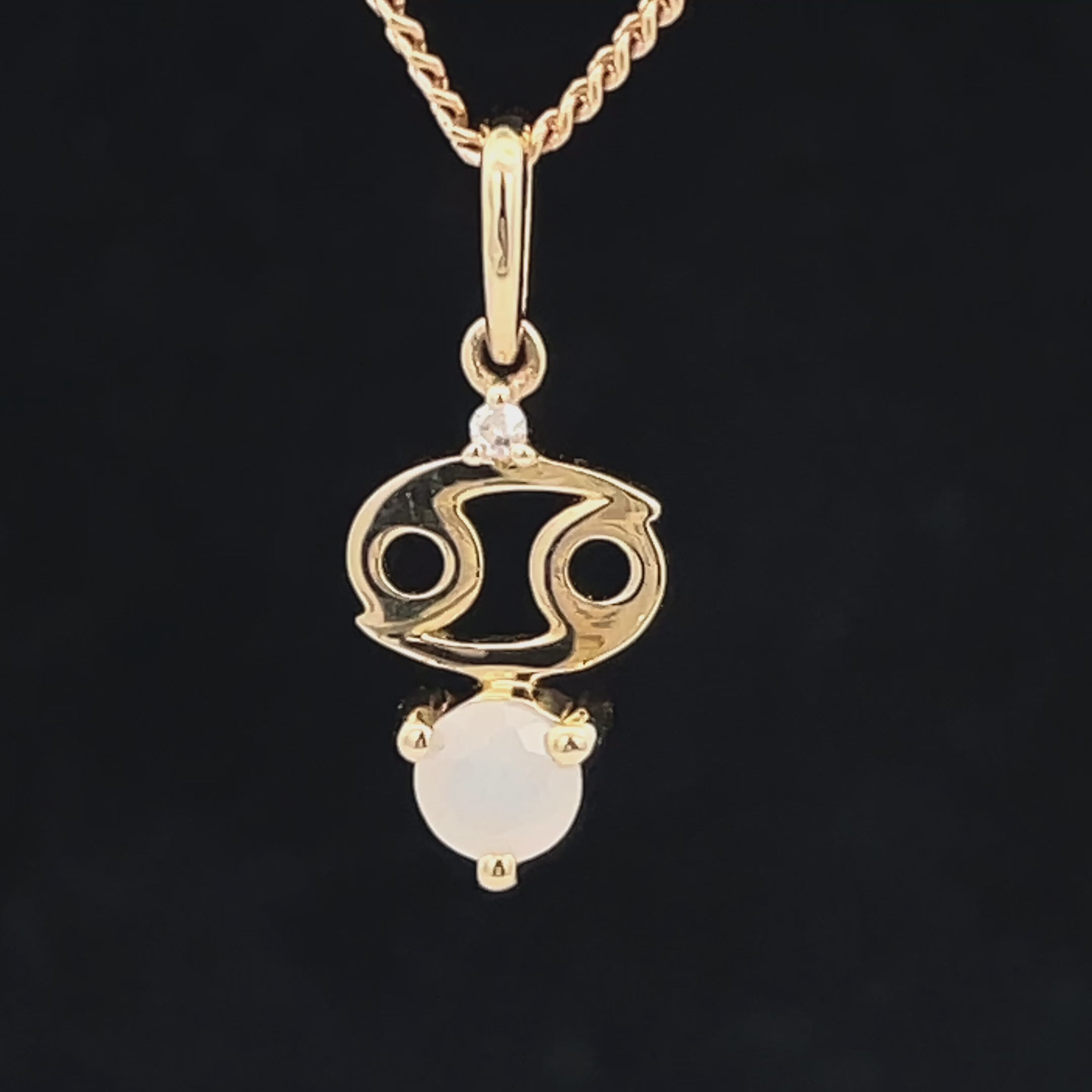 ANHÄNGER "KREBS" AUS 375/- GELBGOLD MIT MONDSTEIN & DIAMANT (GES. CA. 0,24 ct.)