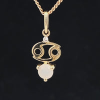ANHÄNGER "KREBS" AUS 375/- GELBGOLD MIT MONDSTEIN & DIAMANT (GES. CA. 0,24 ct.)