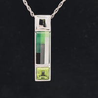 ANHÄNGER AUS 925/- SILBER RHODINIERT MIT MOSAIK & PERIDOT (GES. CA.9,30 ct.)