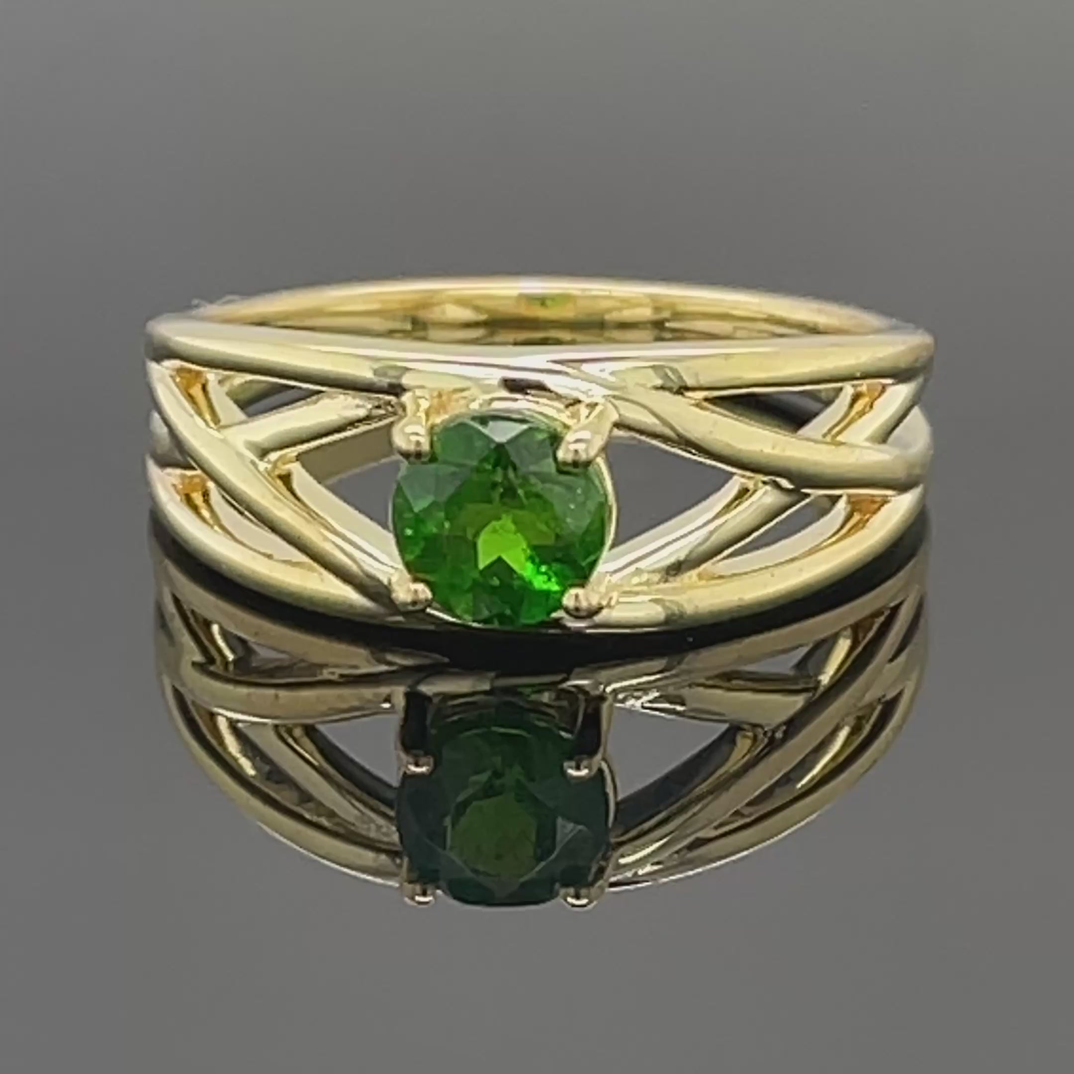 RING AUS 925/- SILBER VERGOLDET MIT CHROMDIOPSID (ca. 0,45 ct.)
