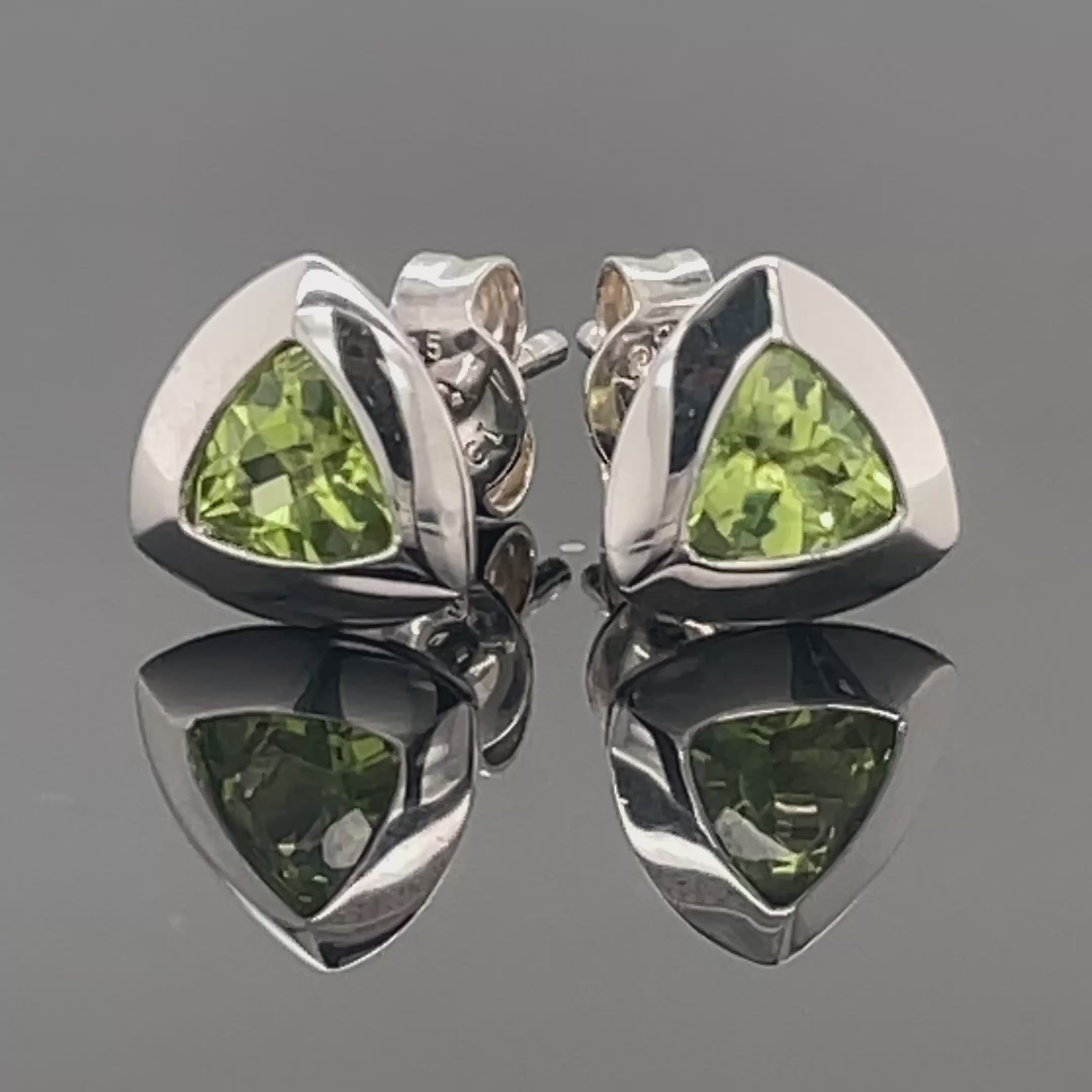 OHRSTECKER AUS 925/- SILBER RHODINIERT MIT PERIDOT (CA.1,0 ct.)