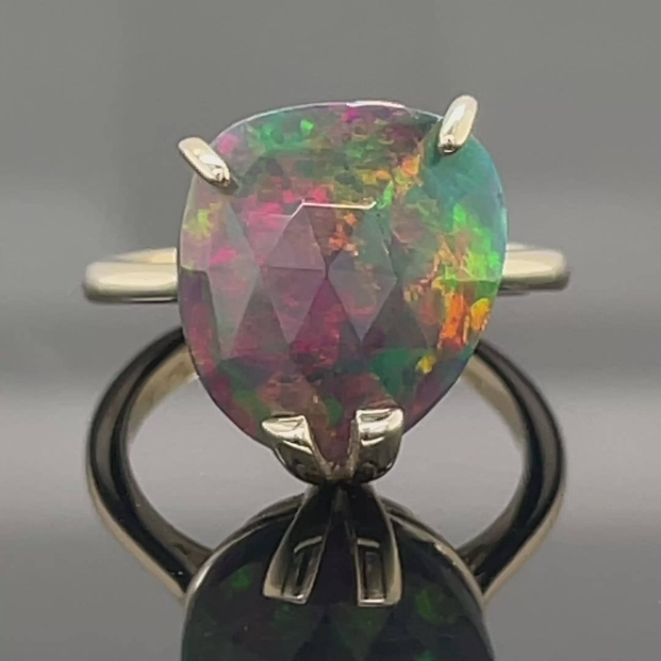 RING AUS 375/- GELBGOLD MIT KRISTALLOPAL (ca. 4,0 ct.)