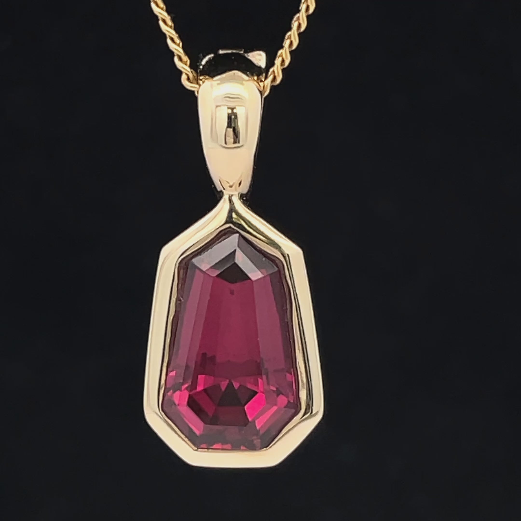 ANHÄNGER AUS 375/-GELBGOLD MIT RHODOLITH (CA. 2,62 ct.)