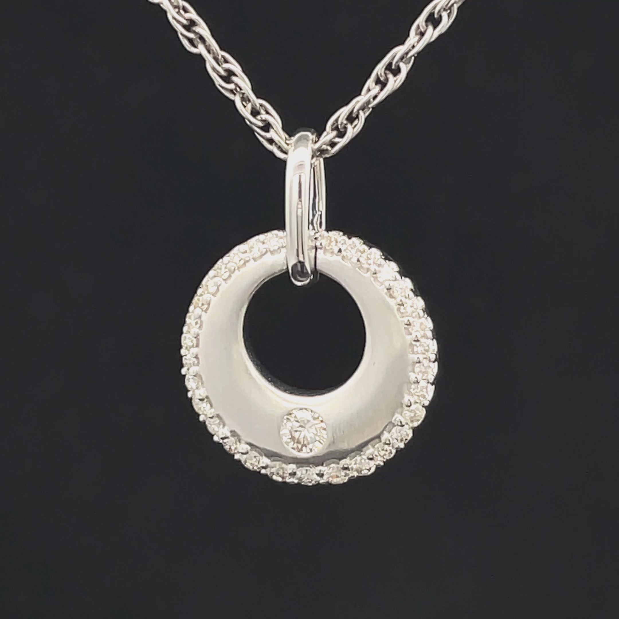 ANHÄNGER AUS 375/- WEIßGOLD MIT BRILLANTEN (ges.ca. 0,20 ct.)