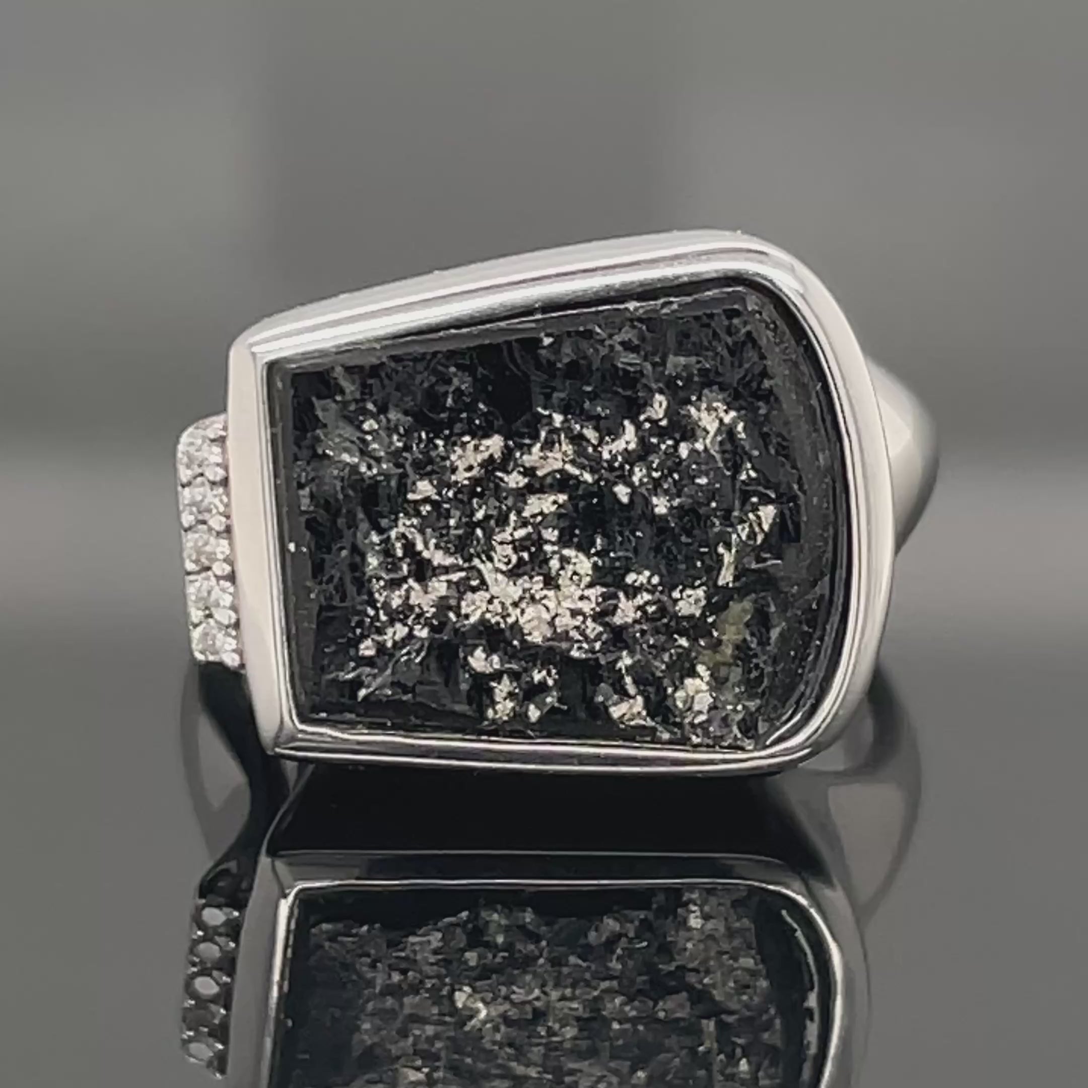 RING AUS 925/- SILBER RHODINIERT MIT TURMALIN/FEINSILBER BEH. &  ZIRKON