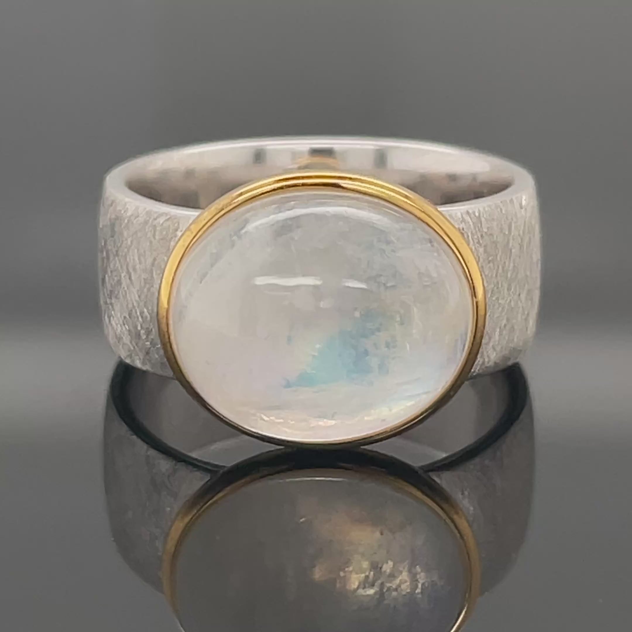 RING AUS 925/- SILBER RHODINIERT/VERGOLDET MIT RAINBOW MONDSTEIN (ca.3,6 ct.)