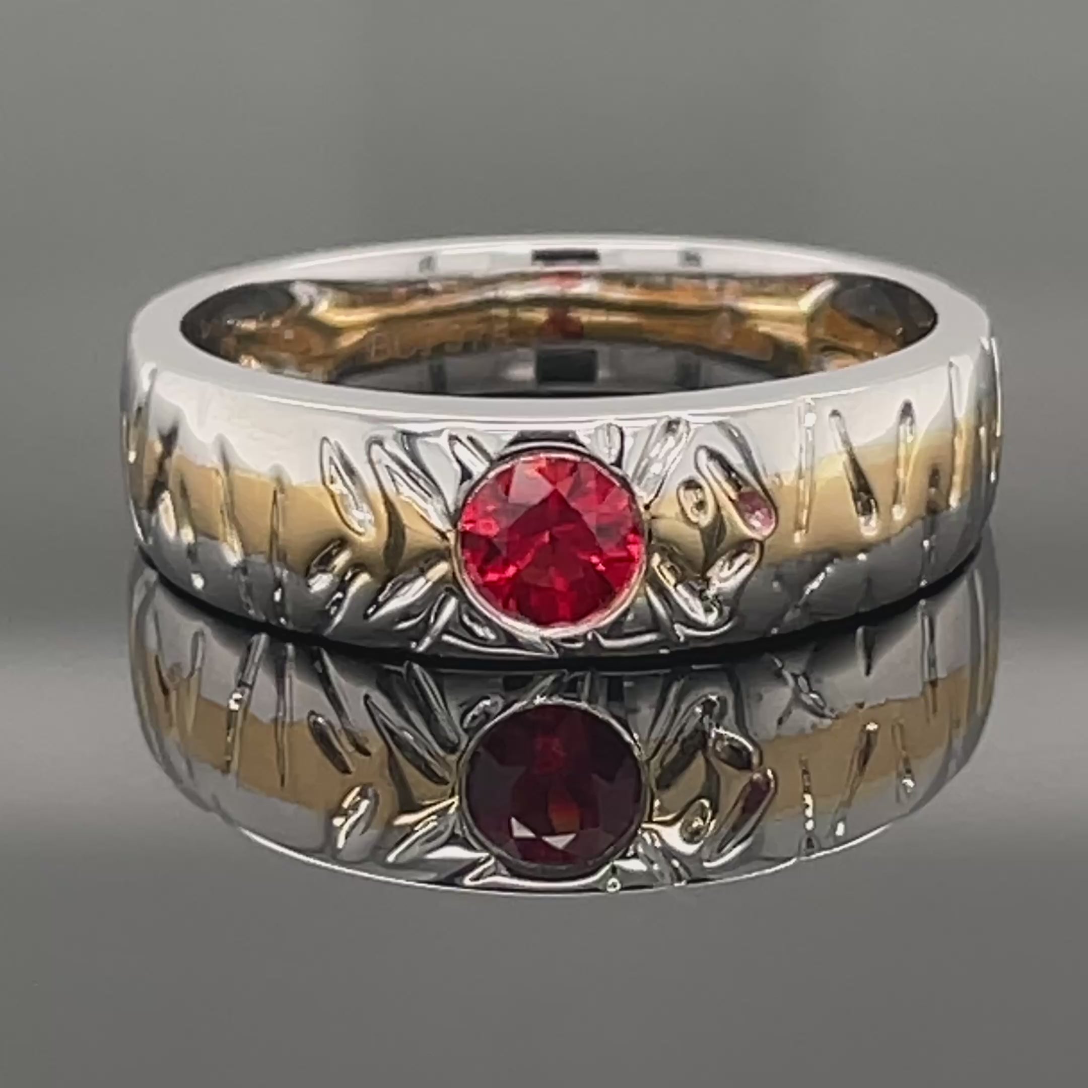 RING AUS 375/- GOLD BICOLOR MIT SAPHIR ROT (ca. 0,33 ct.)