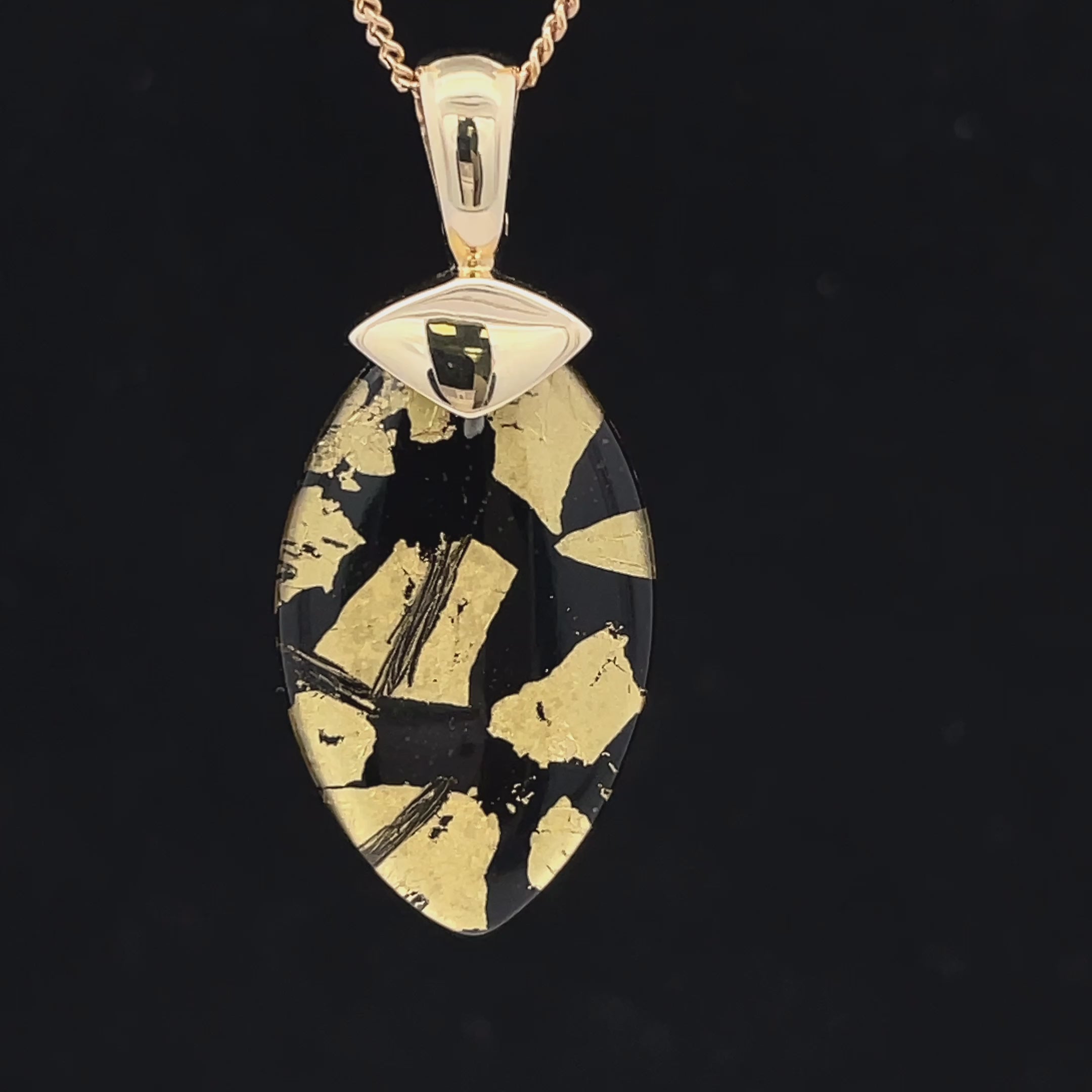CLIP ANHÄNGER AUS 375/- GELBGOLD MIT BERGKRISTALL/ONYX/BLATTGOLD-DUBL. BEH. (CA. 13,0 ct.)