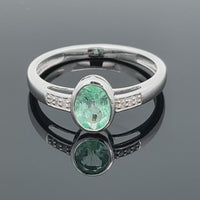RING GR. 17 (54) AUS 950/- PLATIN mit Smaragd und Diamant