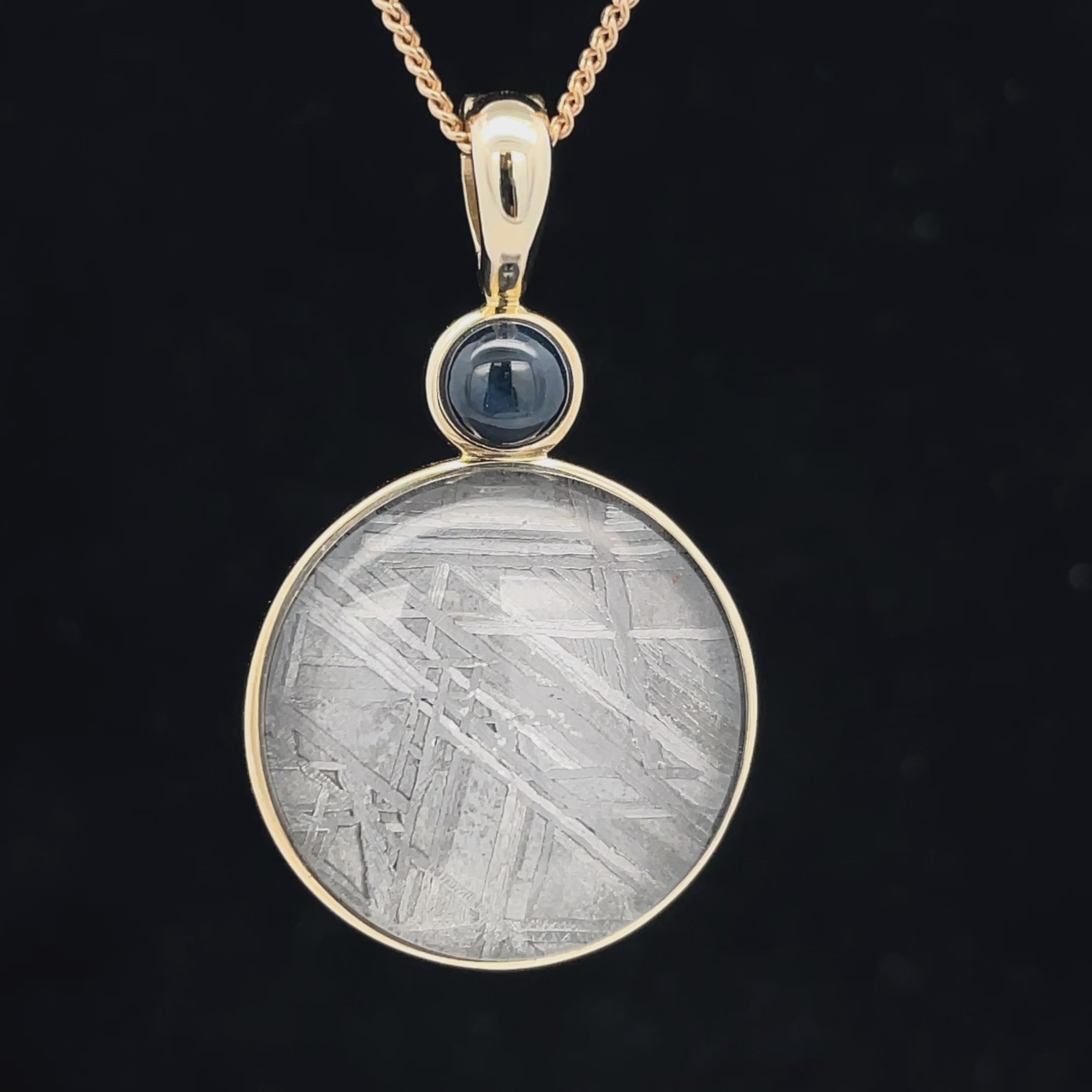 ANHÄNGER AUS 375/- GELBGOLD MIT METEORIT/BERGKRISTALL-DUBL. BEH. & STERNSAPHIR BEH.