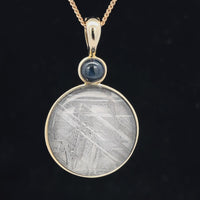 ANHÄNGER AUS 375/- GELBGOLD MIT METEORIT/BERGKRISTALL-DUBL. BEH. & STERNSAPHIR BEH.
