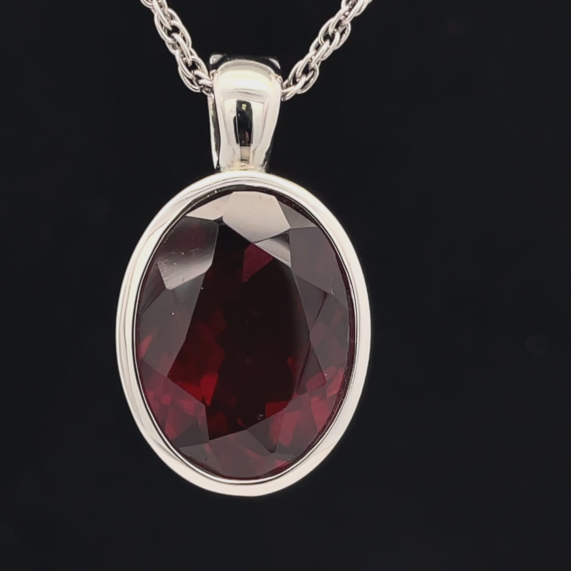 ANHÄNGER AUS 950/- PLATIN MIT RHODOLITH (CA. 10,0 ct.)
